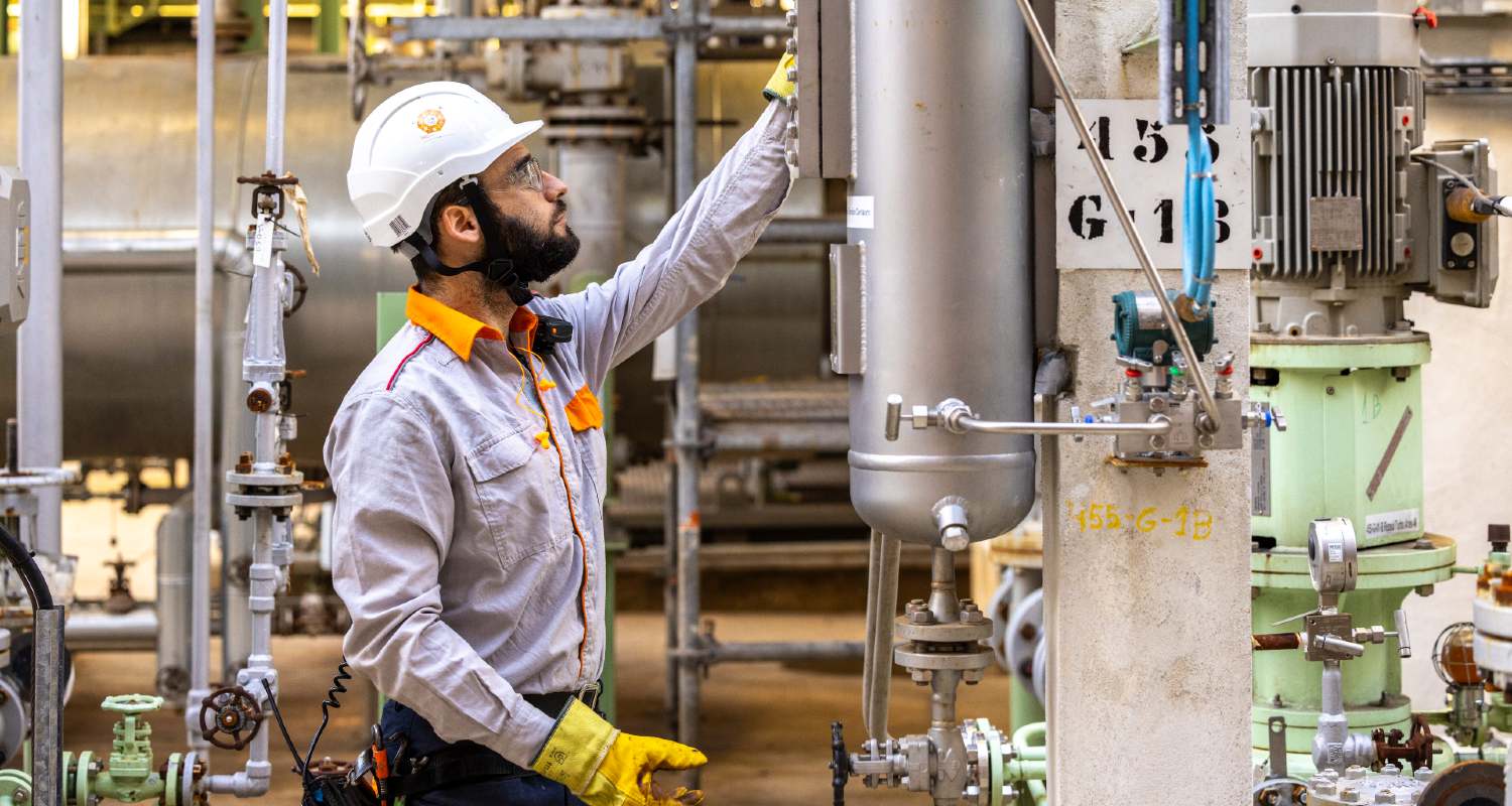 Un operario trabajando en la refinería de A Coruña