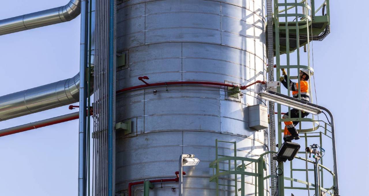 Un operario de la refinería de A Coruña trabajando en altura