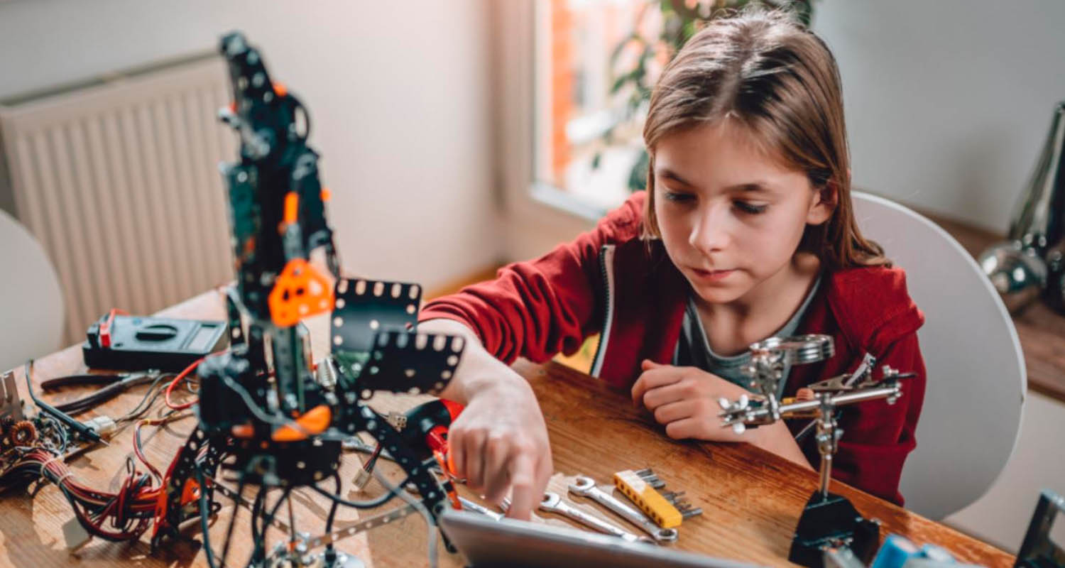 Niña jugando con robótica